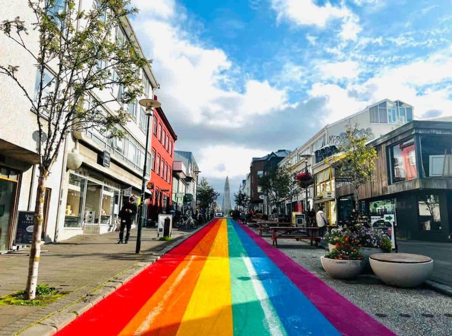 A Few Steps From Rainbow Street Apartment *